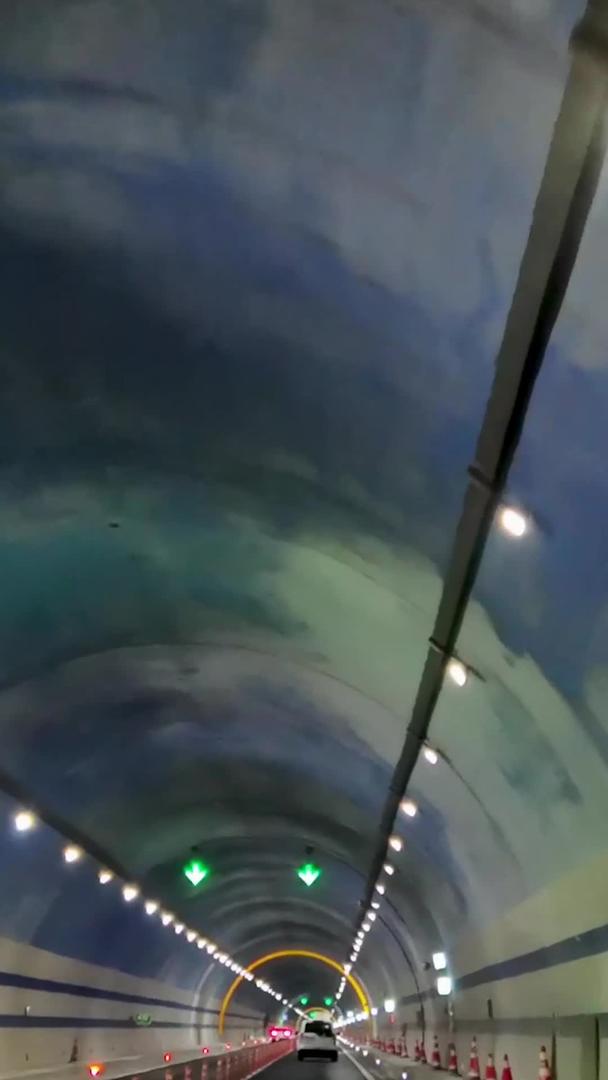高速公路山底隧道驾驶视角素材视频的预览图