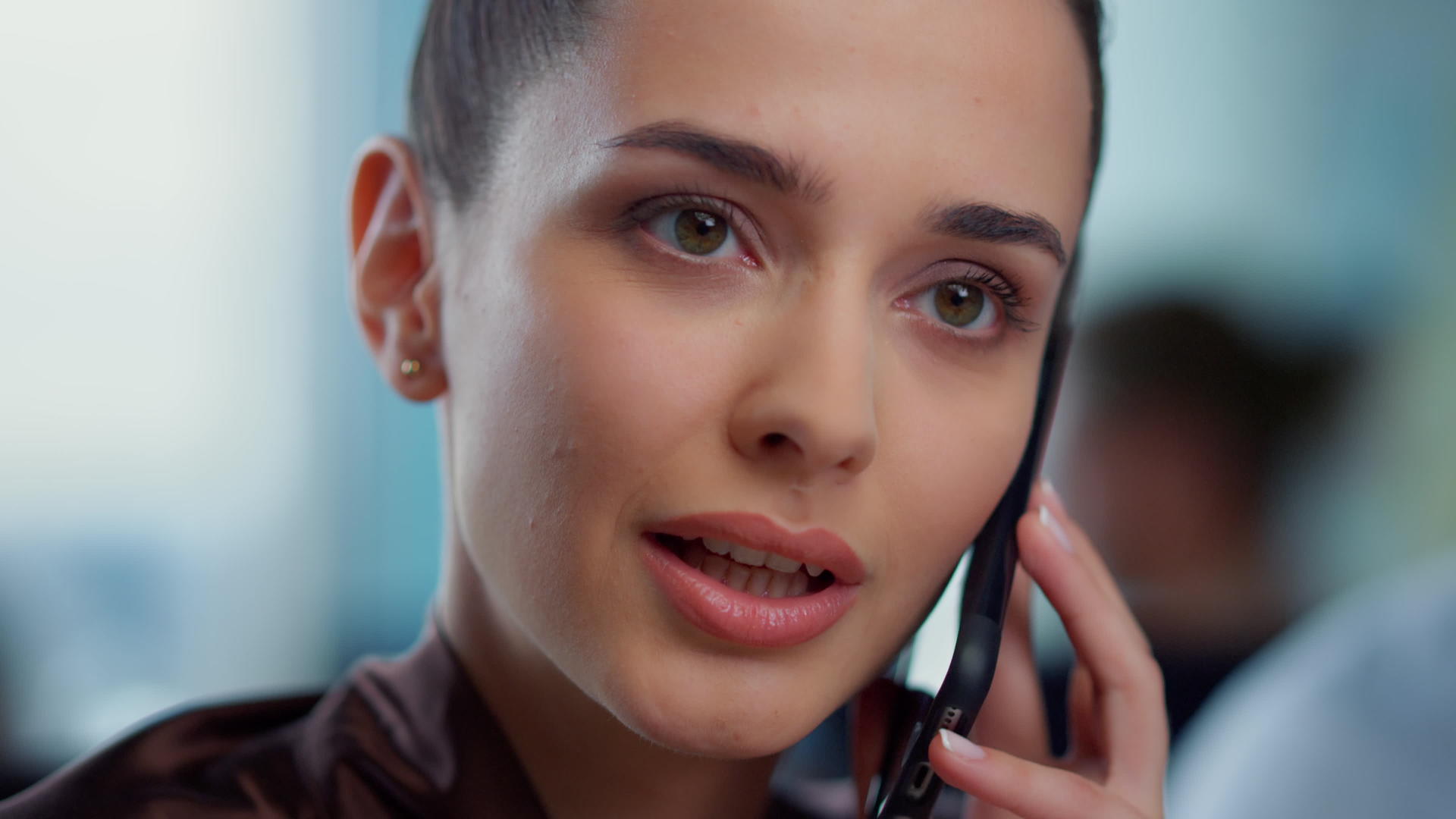 面对智能手机的商业女性有电话交谈的员工视频的预览图