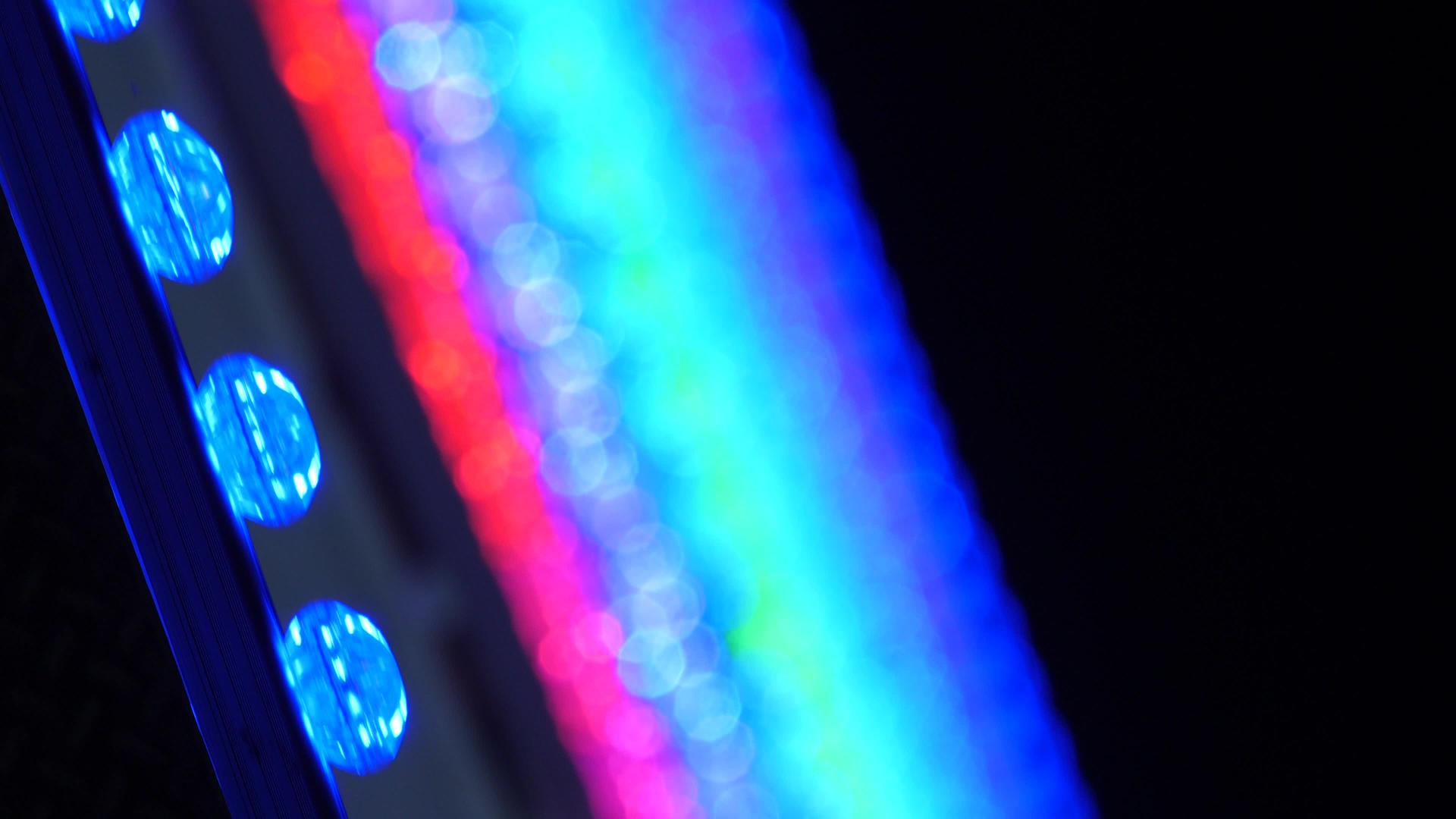 旋转木马摩天轮上的霓虹灯游乐园娱乐区娱乐产业的月夜散景视频的预览图