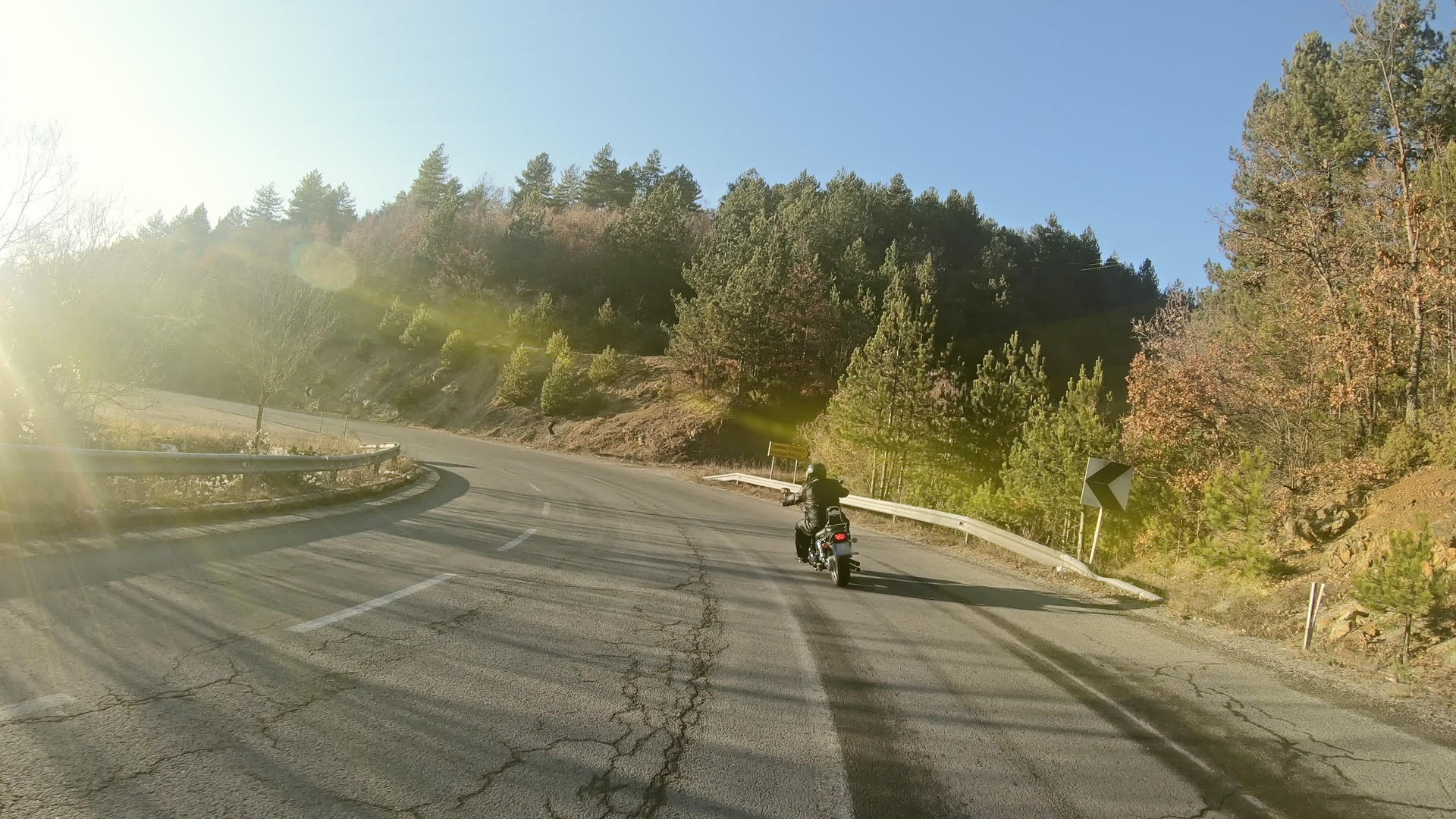 日落时的摩托车司机视频的预览图
