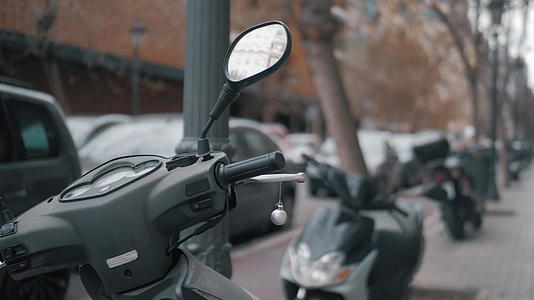 城市街道上的摩托车有圣诞舞会视频的预览图