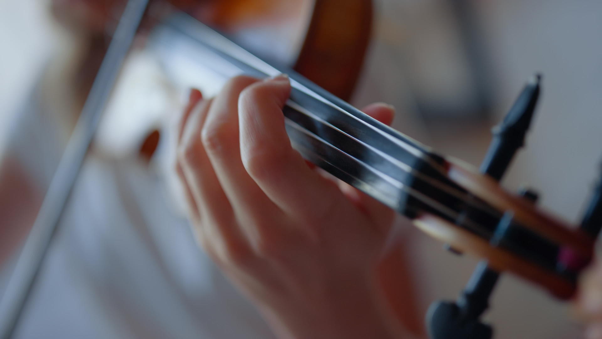 少女弹小提琴视频的预览图