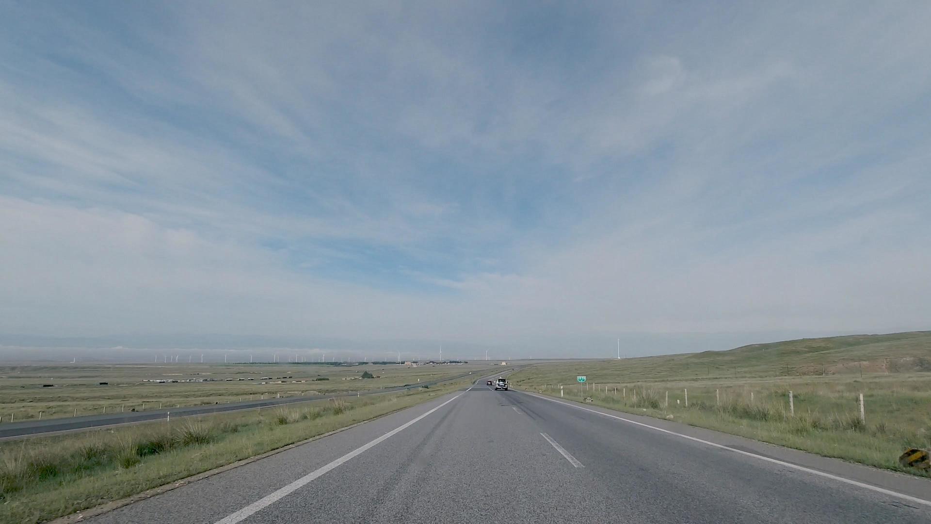 4K青海自驾游行车视角行驶在大西北广阔无垠的天地之间视频的预览图