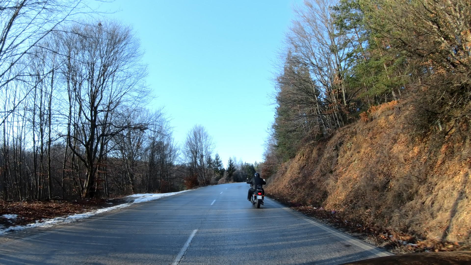 冬天我独自在沥青高速公路上骑摩托车视频的预览图