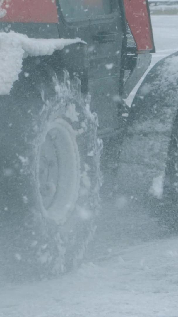 冬季暴风雪后忙碌的除雪车视频的预览图