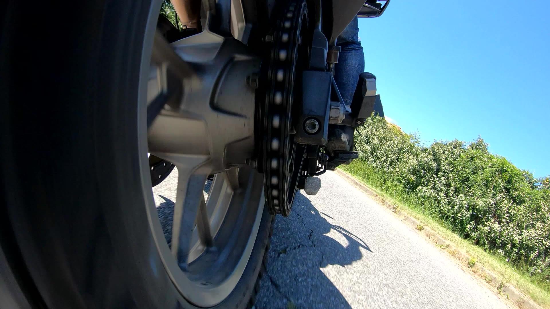 摩托车后轮滚动视频的预览图