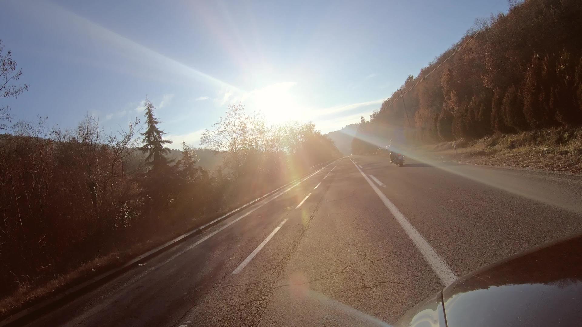 日落时骑摩托车的男人视频的预览图
