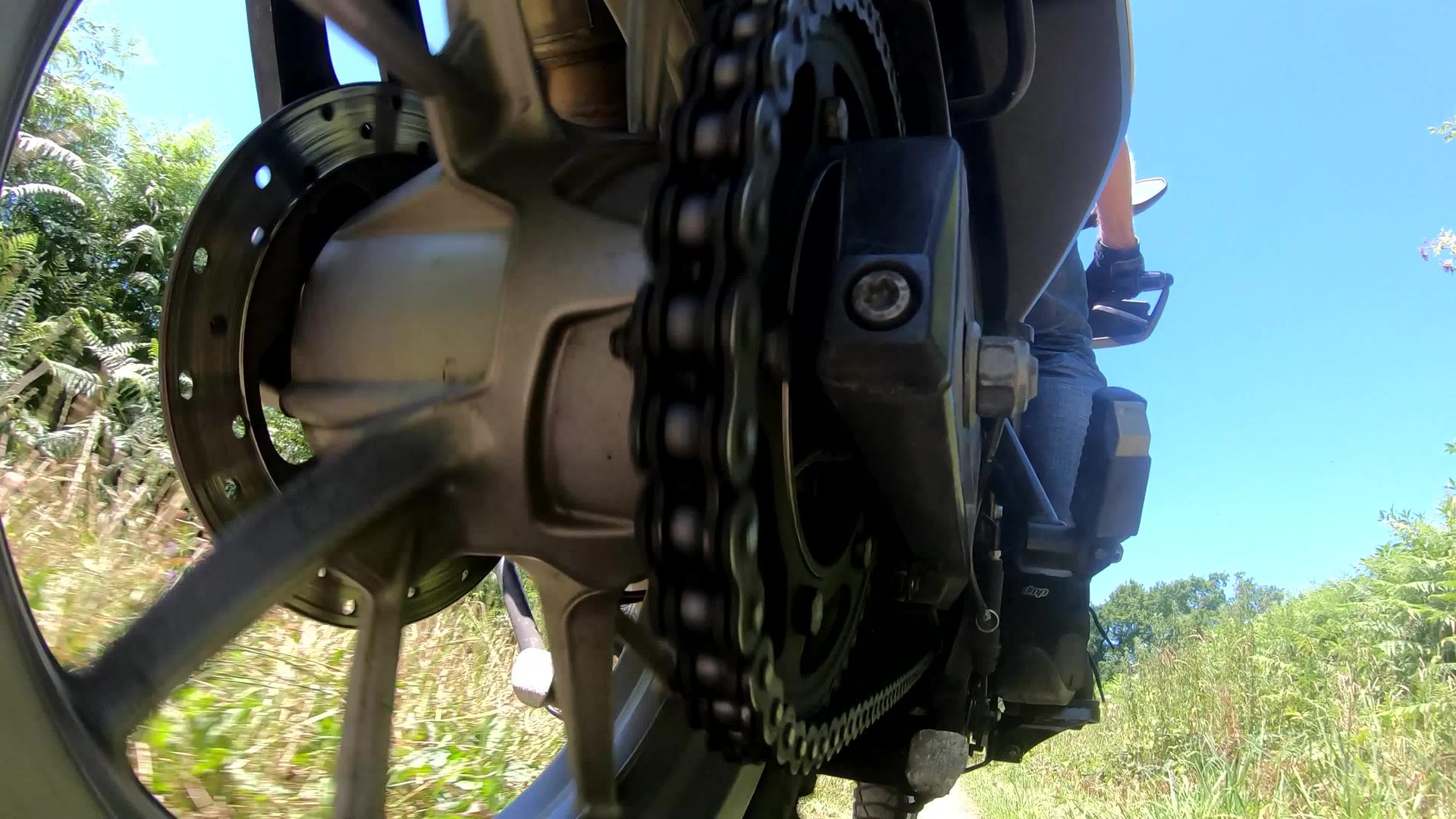摩托车后轮滚动视频的预览图