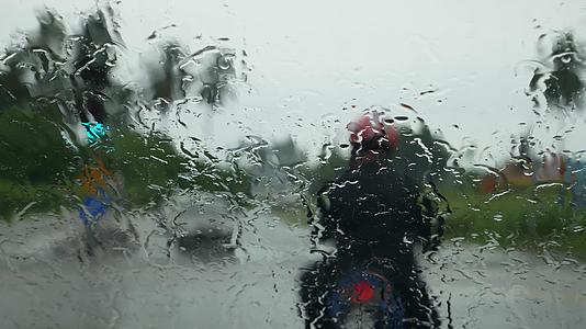 街道和道路有选择性和关键的雨水视频的预览图