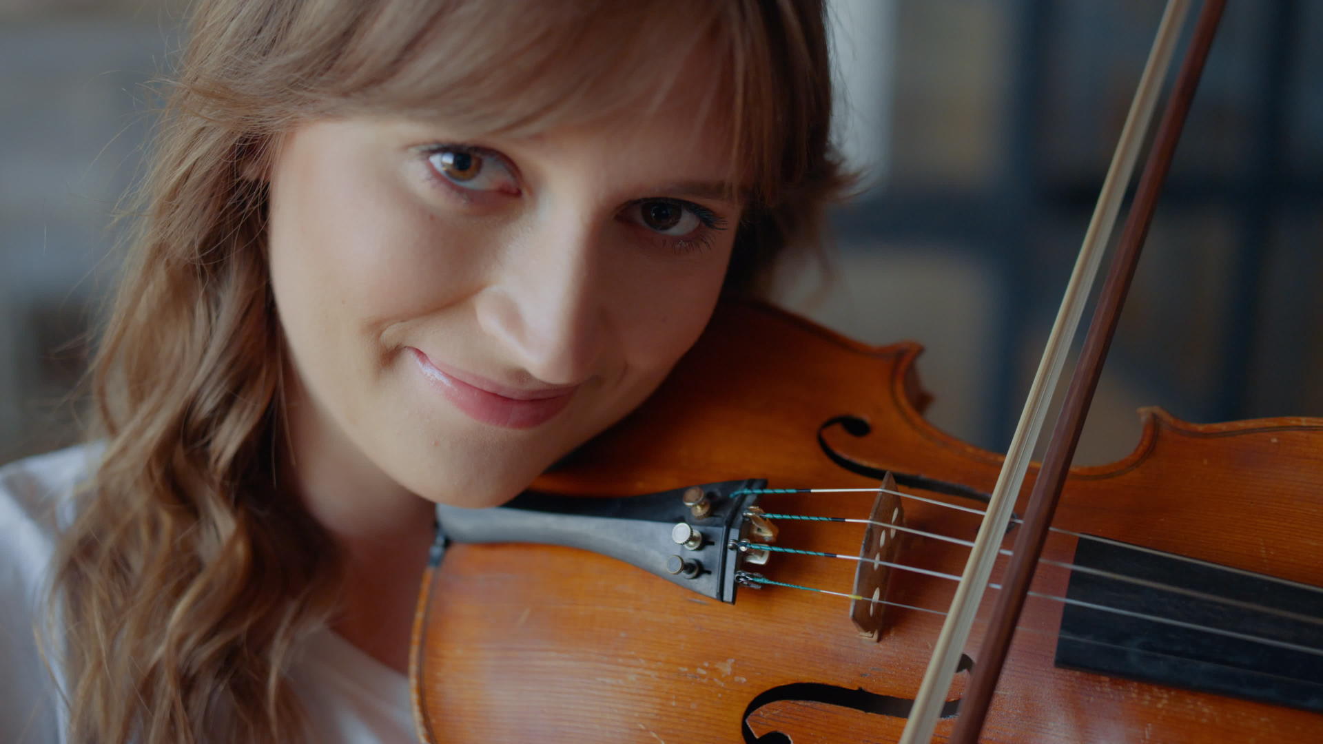 音乐家用小提琴表演音乐曲目视频的预览图