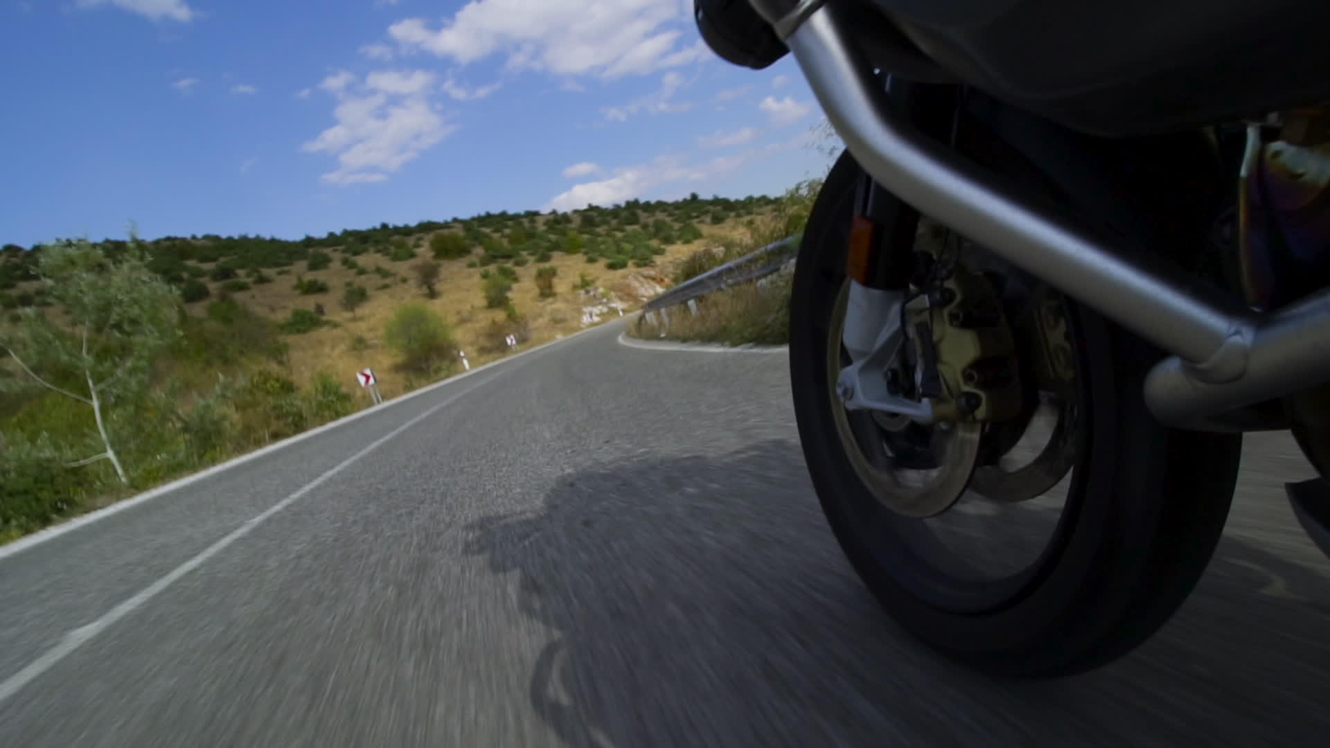 骑自然道路上骑摩托车视频的预览图