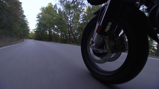 在自然道路上骑摩托车视频的预览图