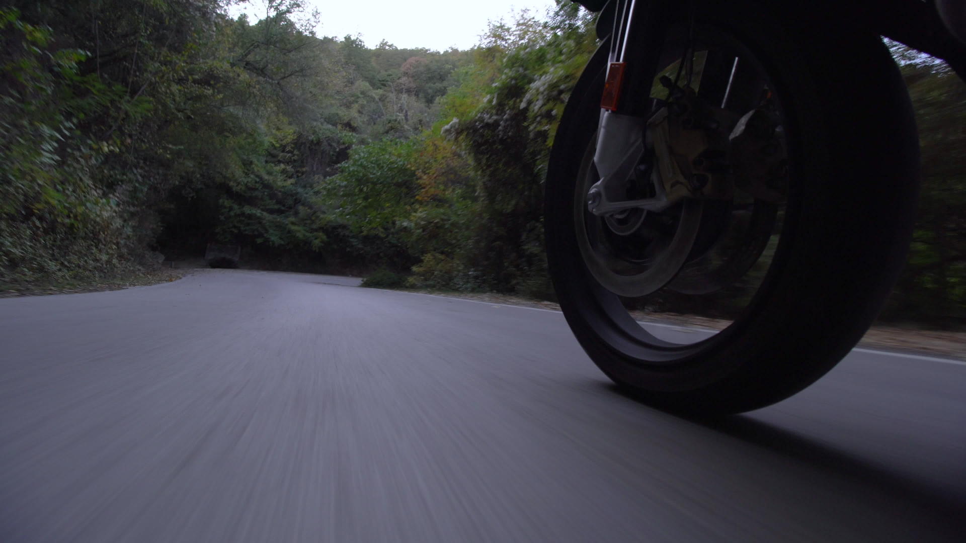 在自然道路上骑摩托车关闭颠簸的沥青路面加速视频的预览图