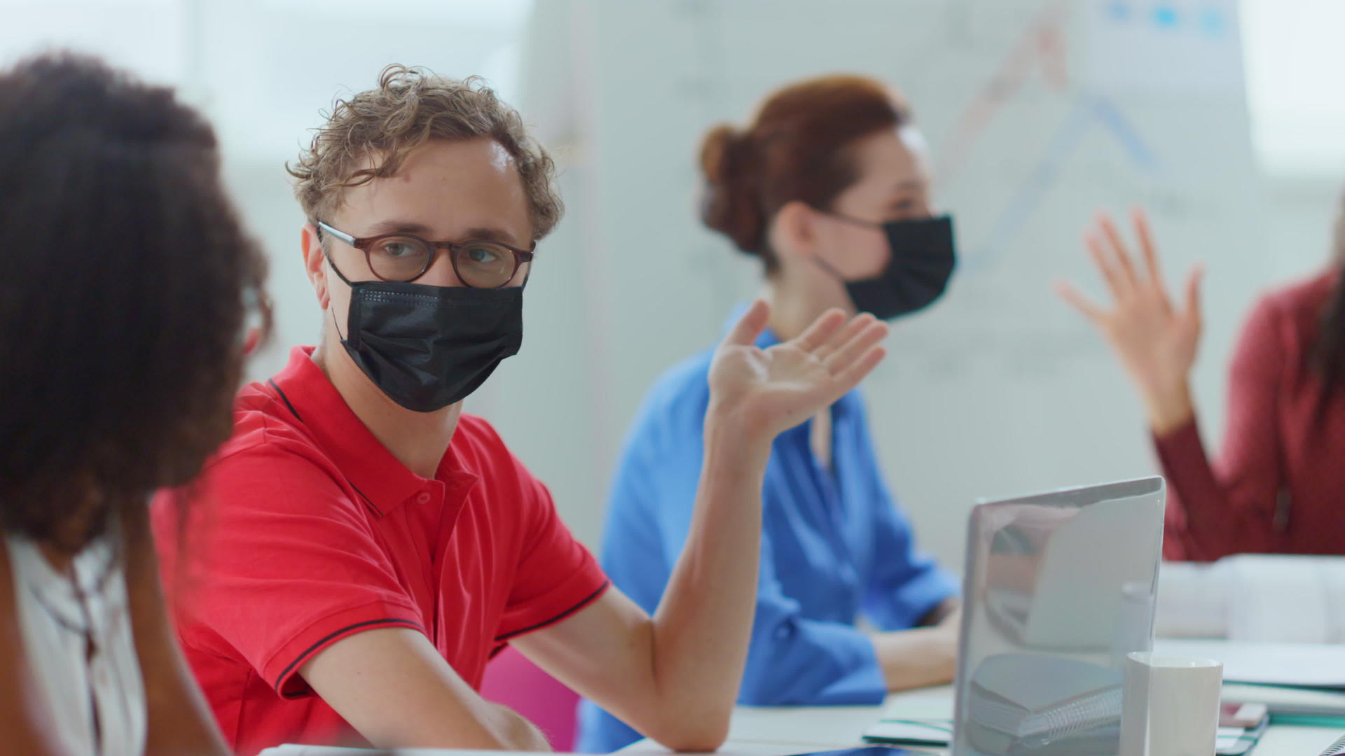 工作人员戴着口罩在办公室工作视频的预览图