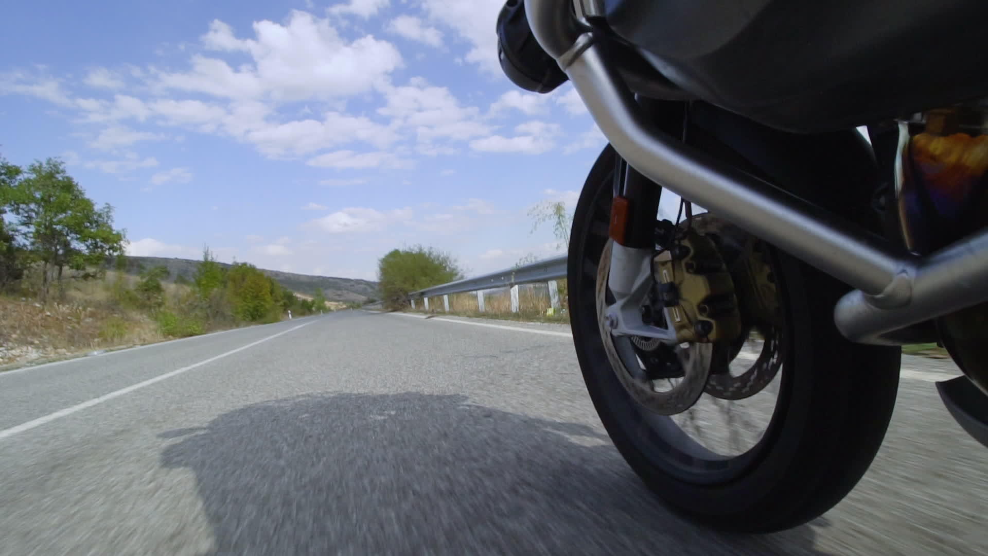 在自然道路上骑摩托车关闭颠簸的沥青路面加速视频的预览图