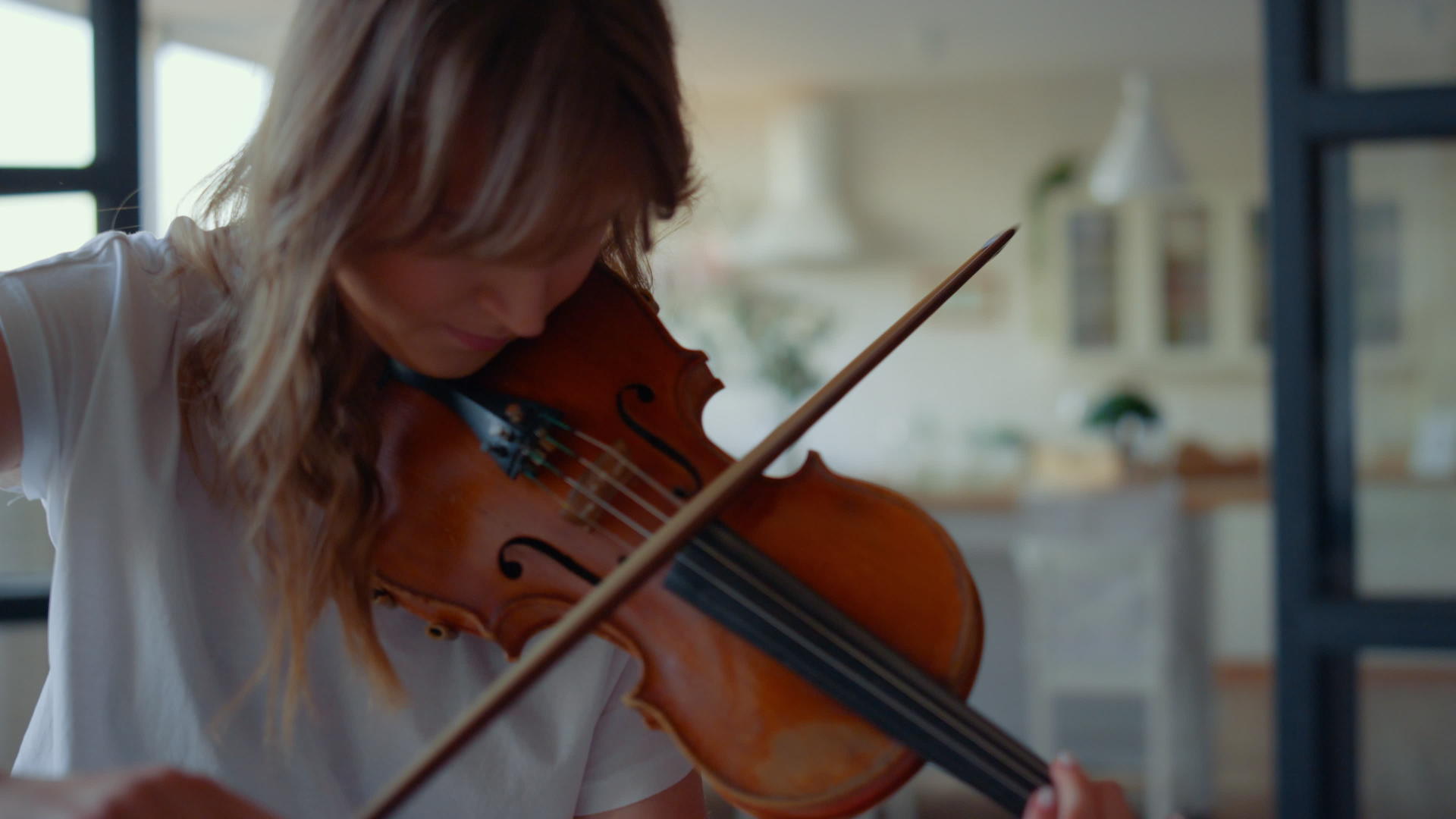 女孩在房间里拉小提琴视频的预览图