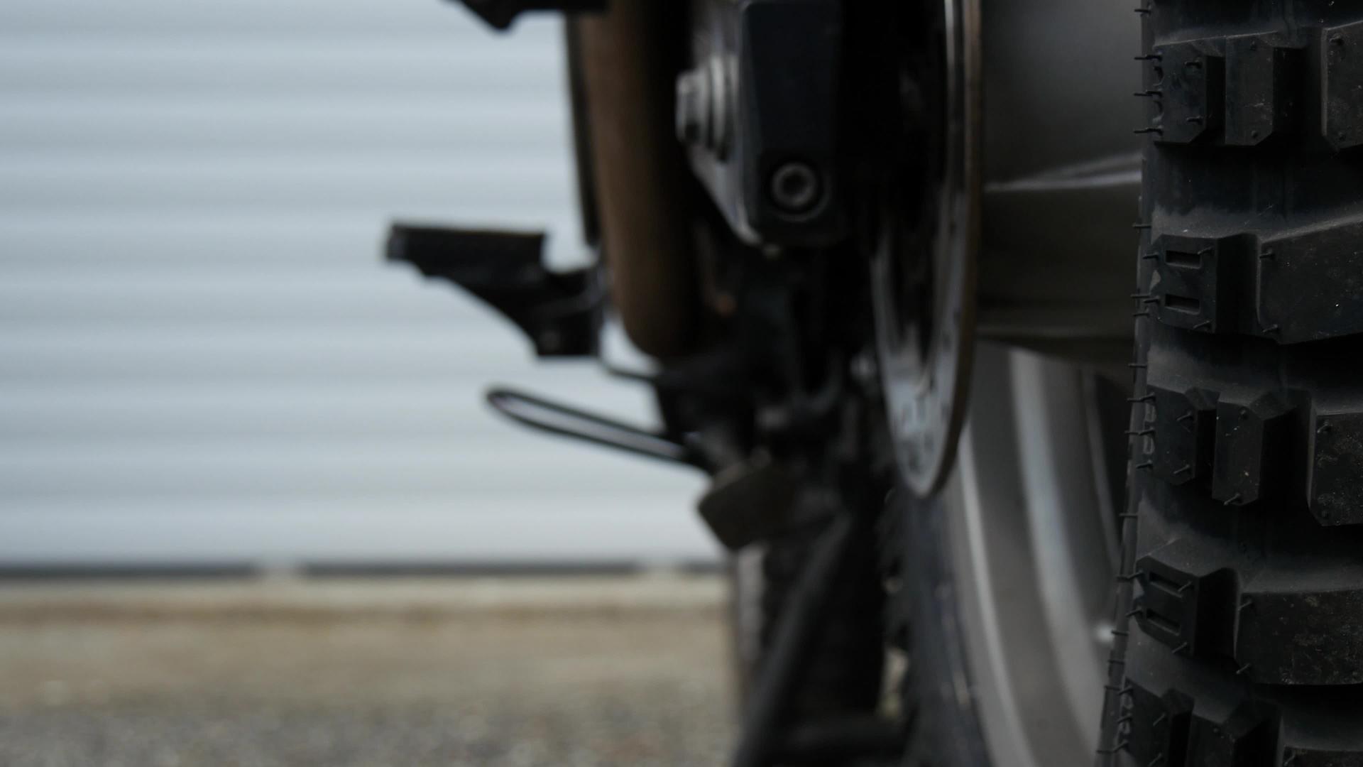 摩托车后轮胎关闭视频的预览图