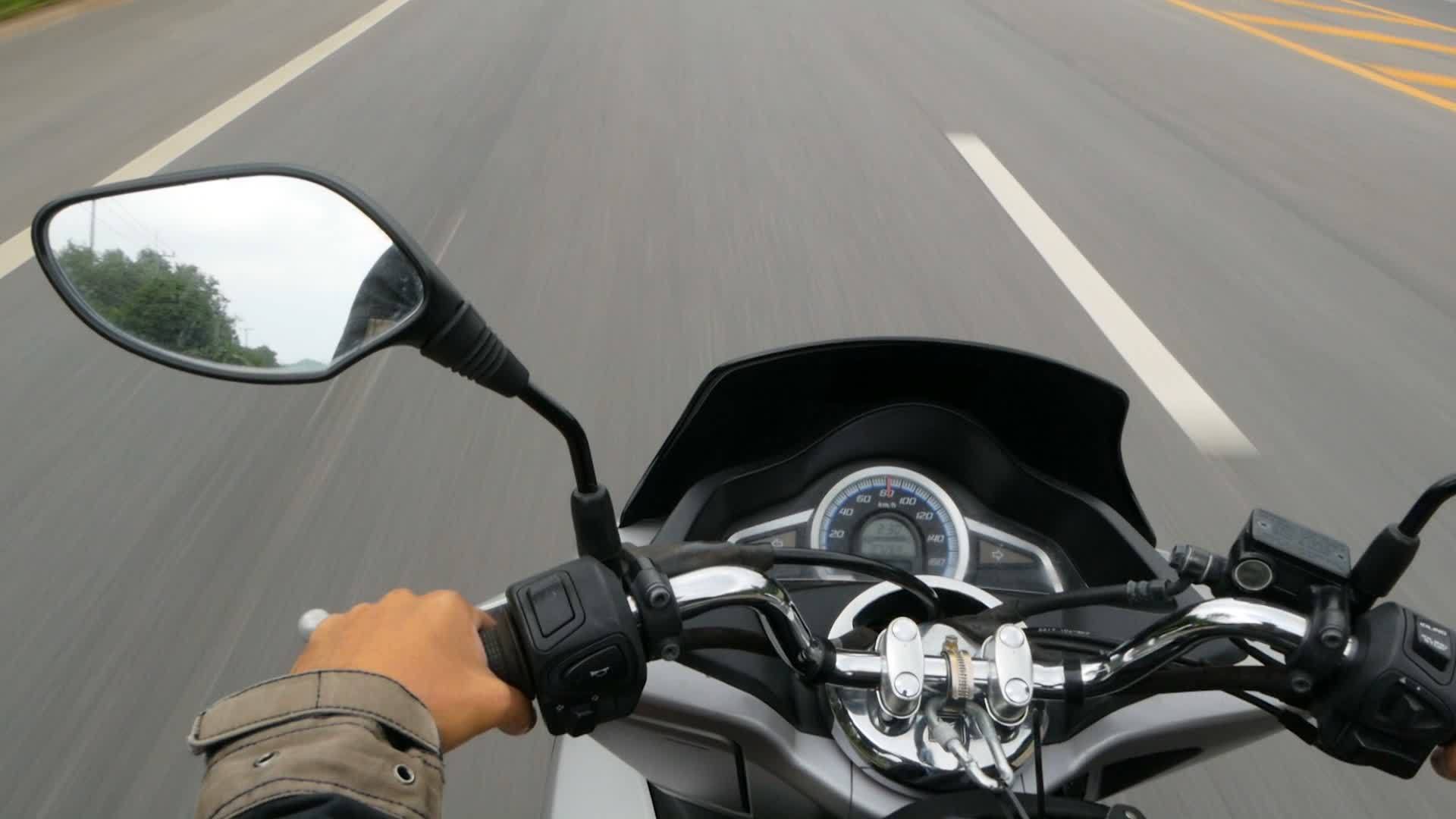 机动摩托车公路探险视频的预览图