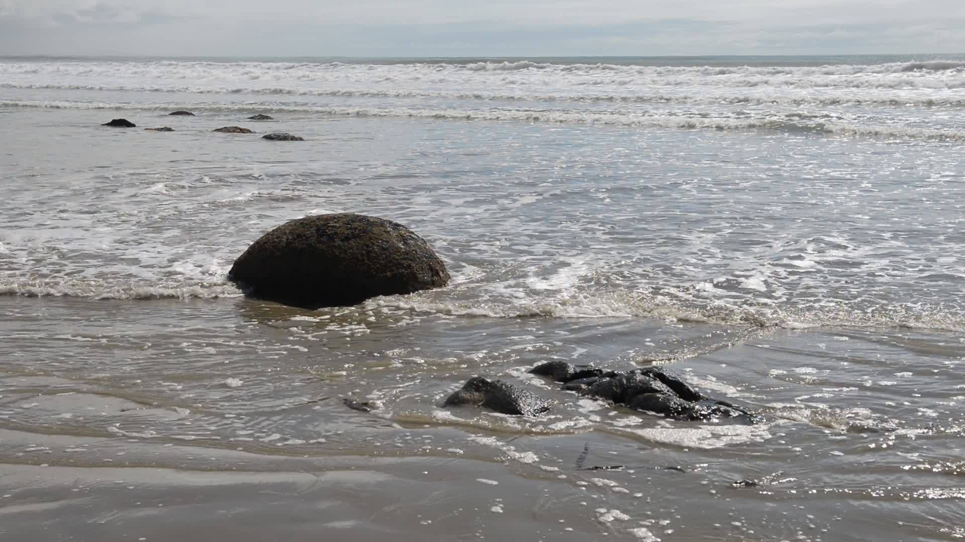 Moeraki巨石海洋冲浪和新西兰空海滩视频的预览图