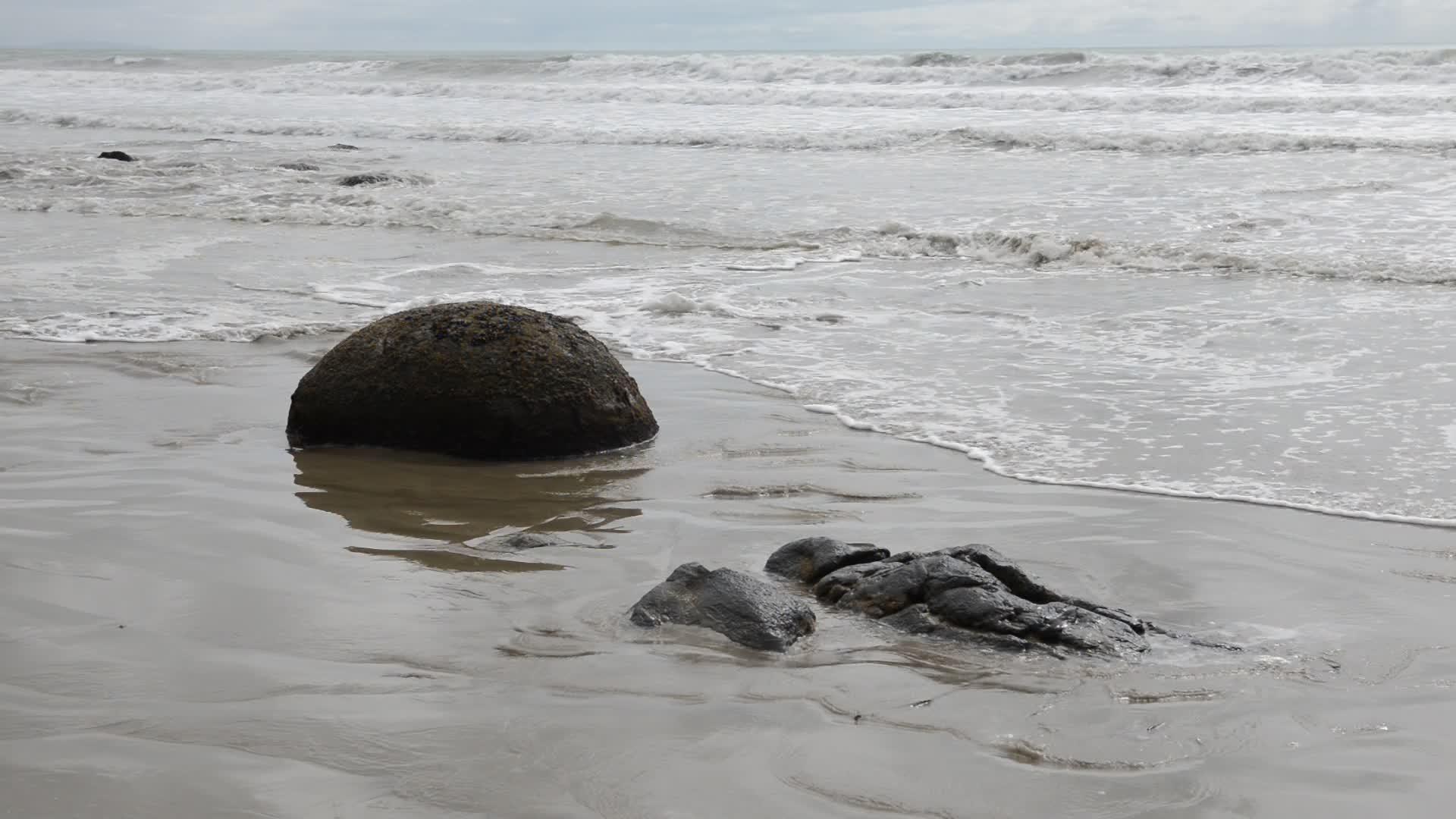 Moeraki巨石海洋冲浪和新西兰空海滩视频的预览图