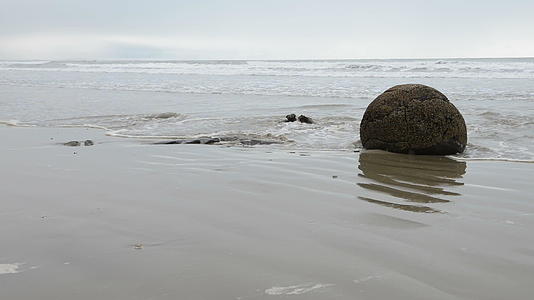 巨石在太平洋波浪中视频的预览图