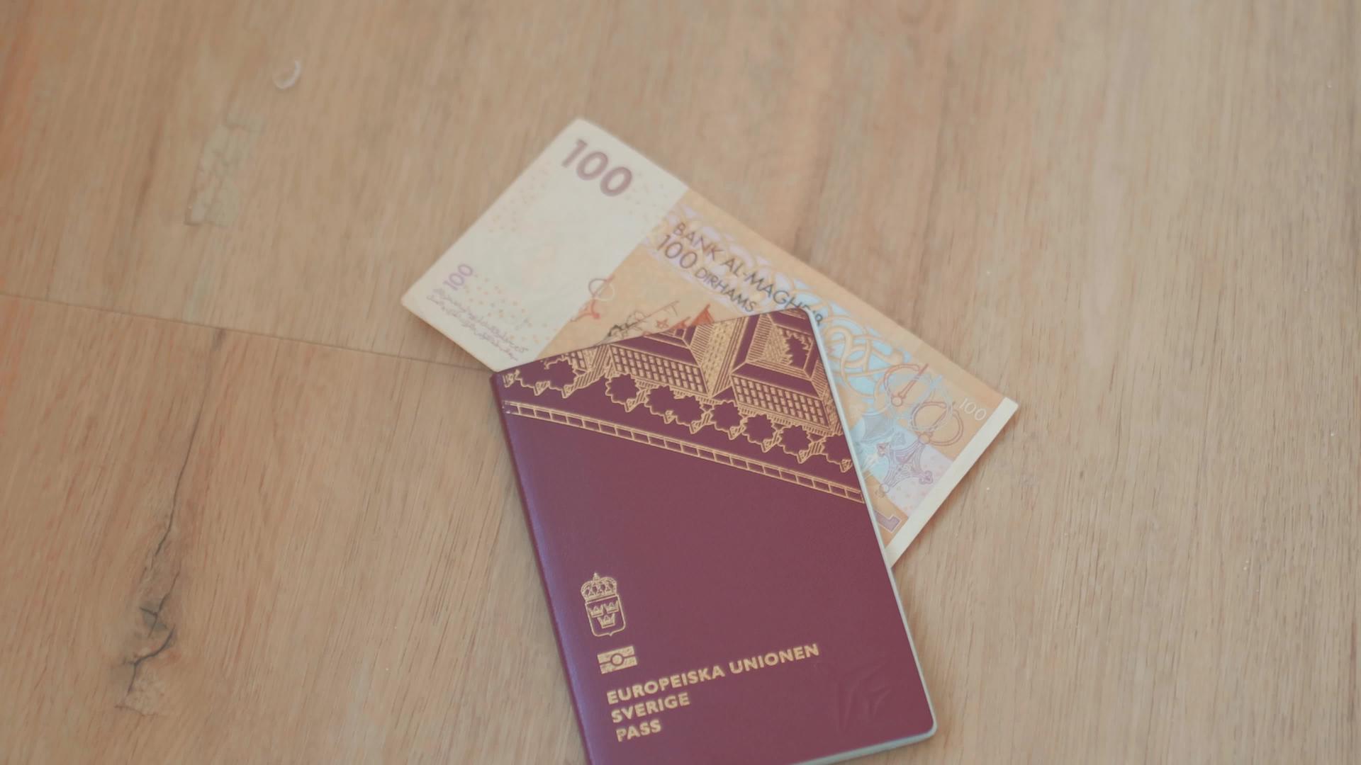 持有100摩洛哥迪拉姆法案Sweden护照视频的预览图