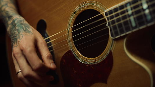 音乐人在黑夜录音室弹吉他视频的预览图