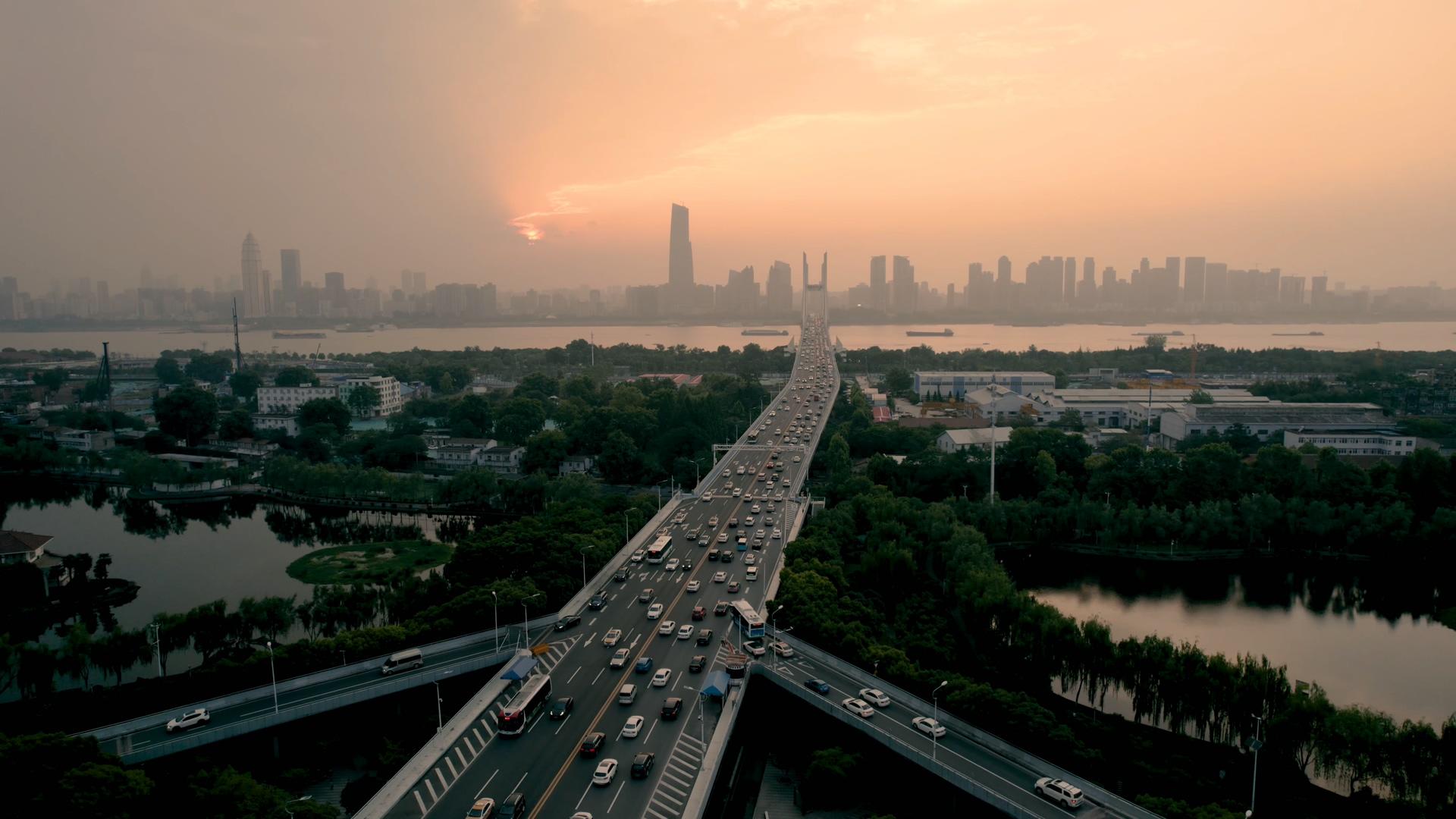 5K航拍日落时刻的武汉长江二桥交通和城市风光视频的预览图