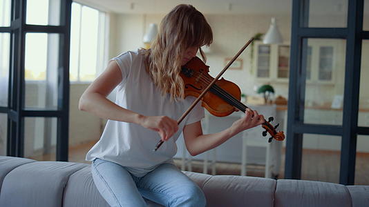 女孩拉小提琴视频的预览图