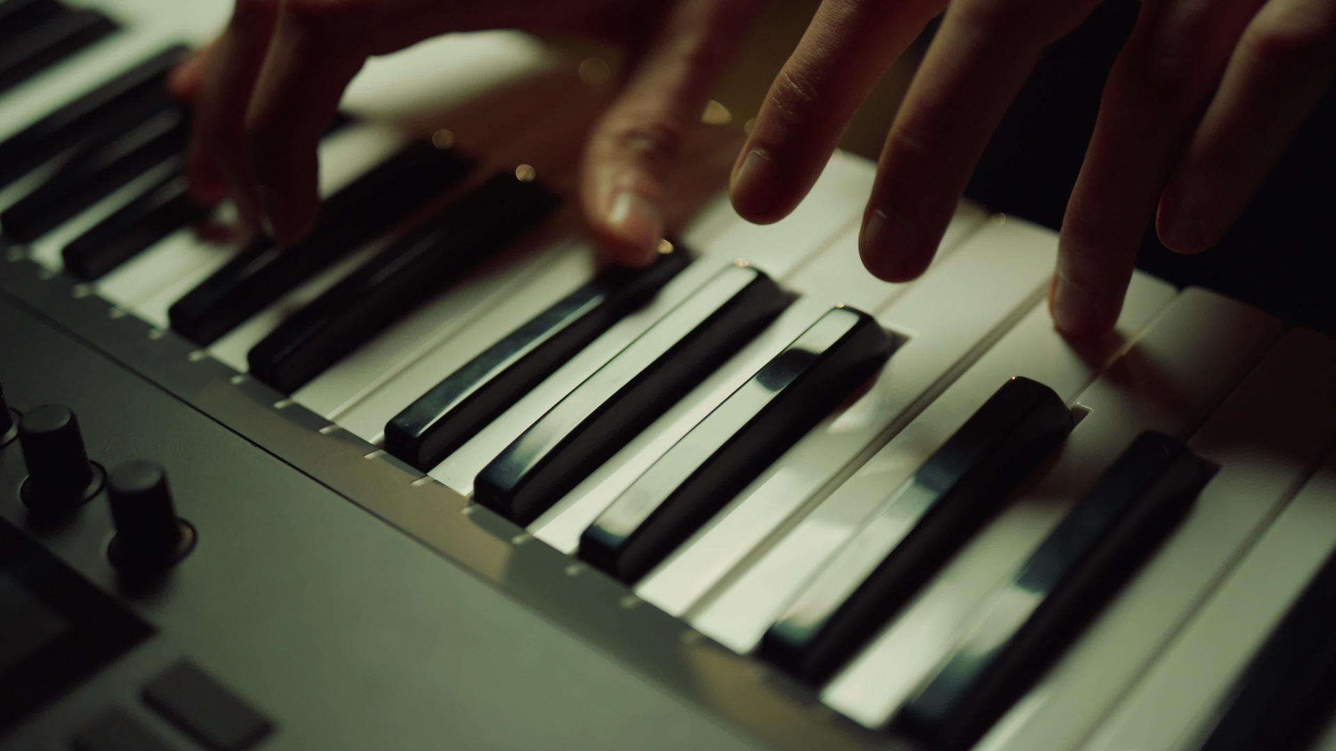 音乐家在录音室做旋律音乐家在大厅里弹钢琴视频的预览图