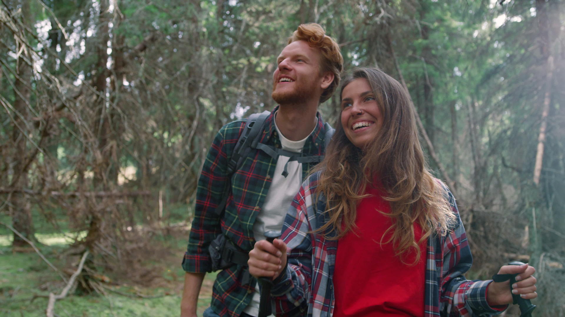 快乐的男人和女人在童话森林里徒步旅行视频的预览图