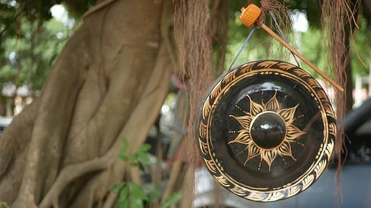 白天挂在班尼古树背景上的小传统挂钩是佛教宗教视频的预览图