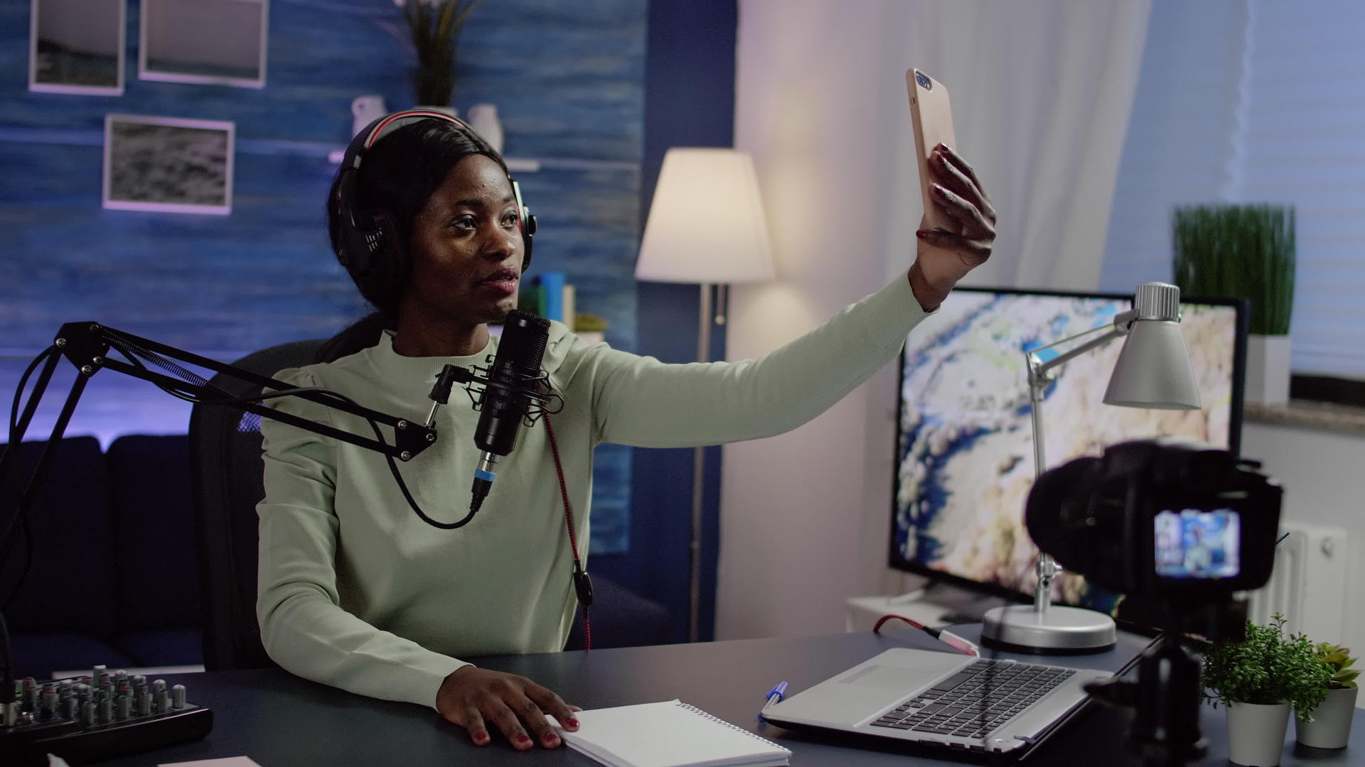 黑黑女人Vlogger流时用智能手机自拍视频的预览图