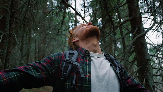 爬山时微笑的家伙在树林里休息视频的预览图
