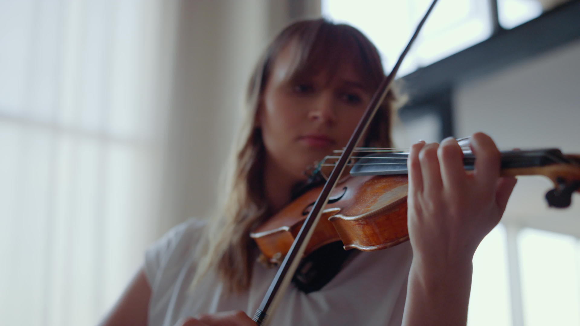 女孩在小提琴上练习音乐Violinist用弦乐创作歌曲视频的预览图