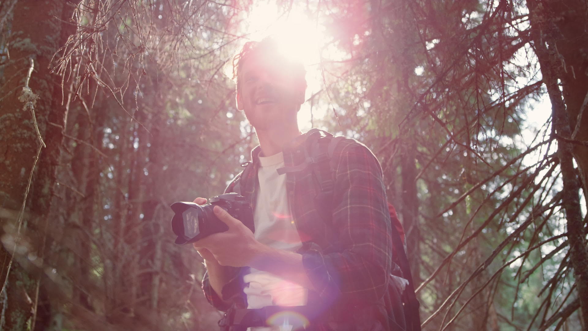 在森林里用照相机旅行的人视频的预览图