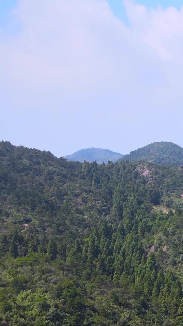 山顶地标巨石航拍浙江玉苍山4A风景区视频的预览图
