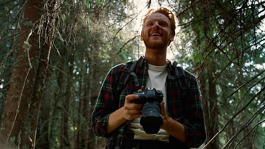 摄影师在森林里拍照视频的预览图