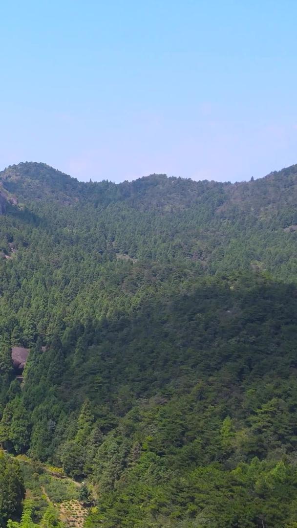 山顶地标巨石航拍浙江玉苍山4A风景区视频的预览图