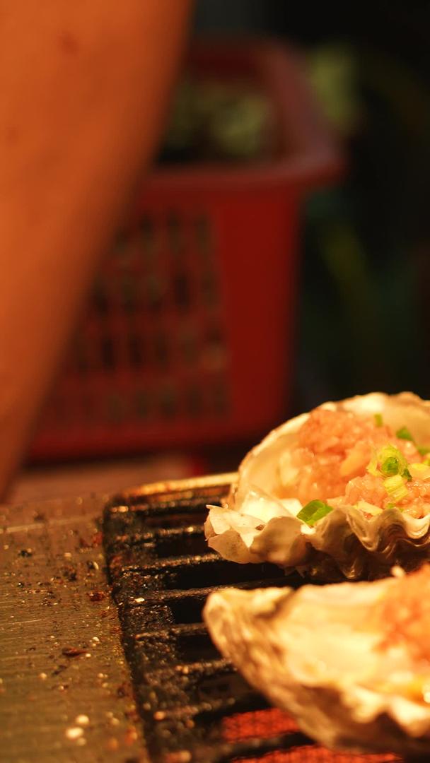 海滨城市宵夜美食特色中式小吃水产品海鲜烧烤制作工艺素材视频的预览图