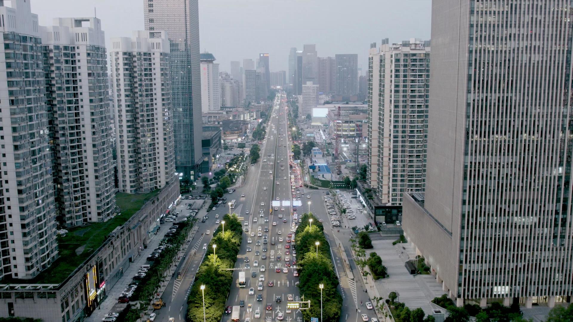 4K航拍城市主干道交通和城市风光视频的预览图