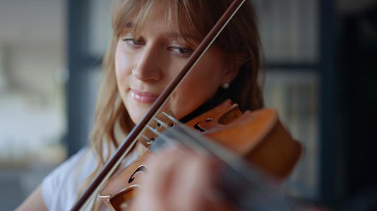 女孩在小提琴上练习音乐.不勒斯作曲在器皿上表演视频的预览图