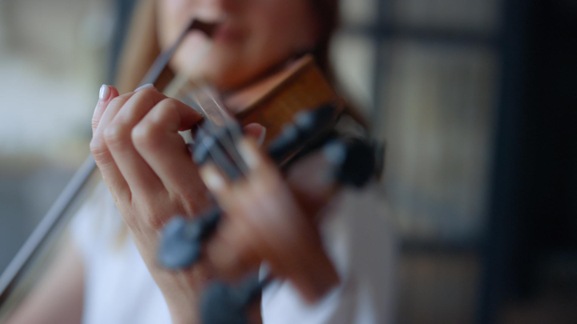 音乐家用手指在小提琴上拉弦举手打小提琴视频的预览图