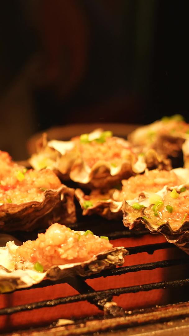 海滨城市宵夜美食特色中式小吃水产品海鲜烧烤制作工艺素材视频的预览图