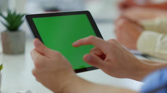 男性手指触摸平绿色屏幕身份不明的人使用数字设备视频的预览图