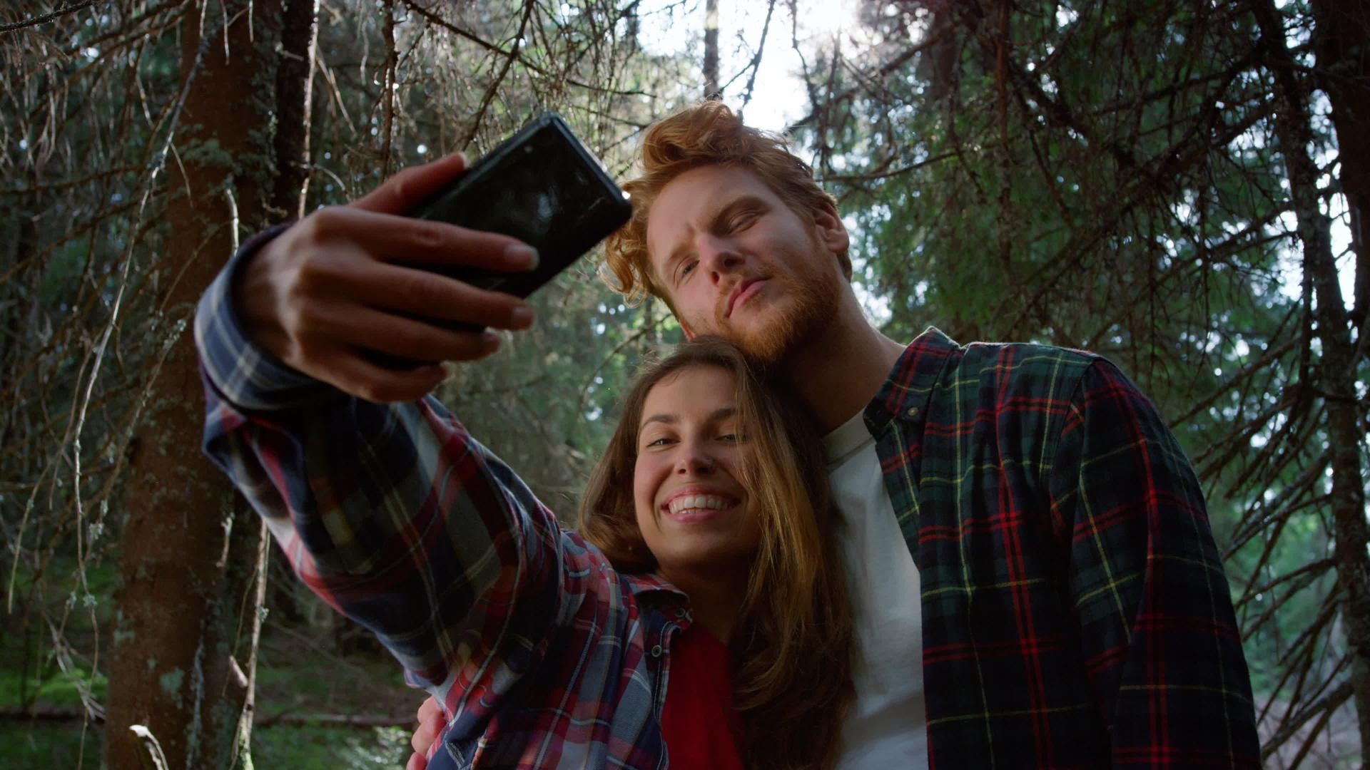 朋友在森林里用智能手机自拍视频的预览图