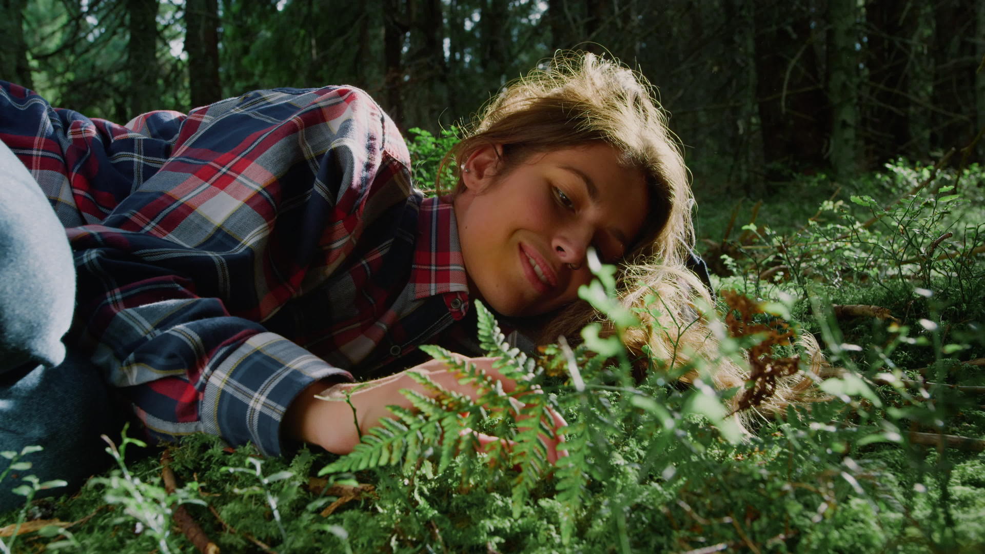 小女孩躺在树林里的地上视频的预览图