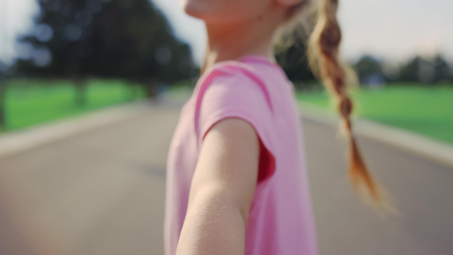 女儿拉着父亲的手在公园里走路视频的预览图