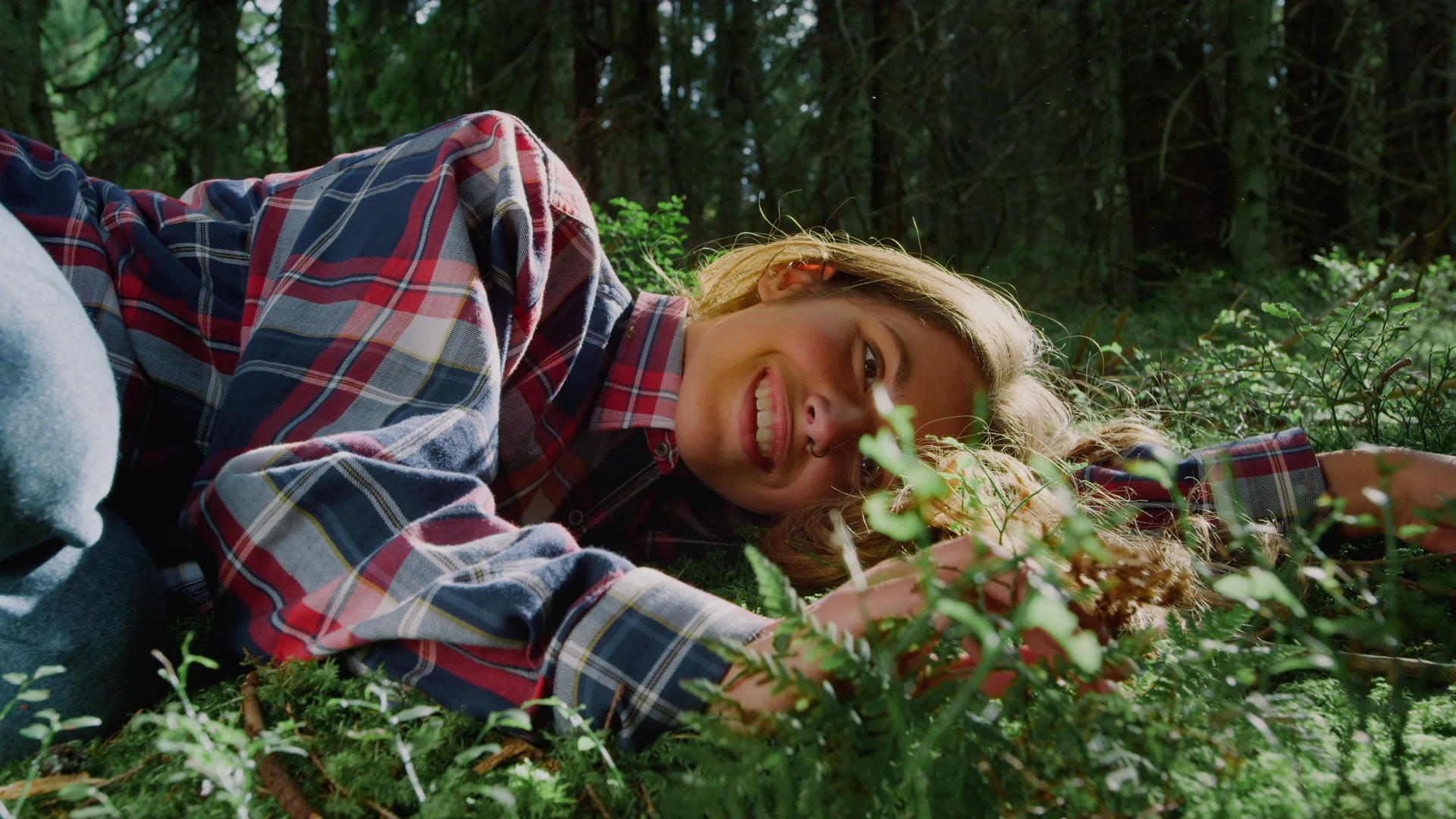 女孩躺在森林绿草上视频的预览图