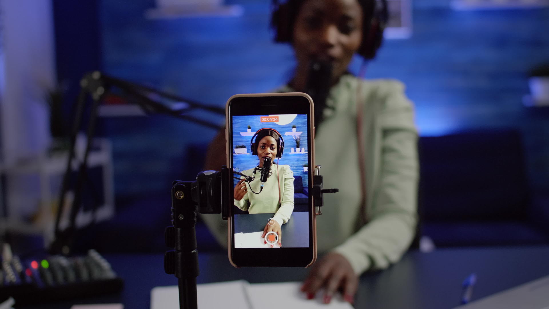 智能手机记录黑人女性的演讲视频的预览图